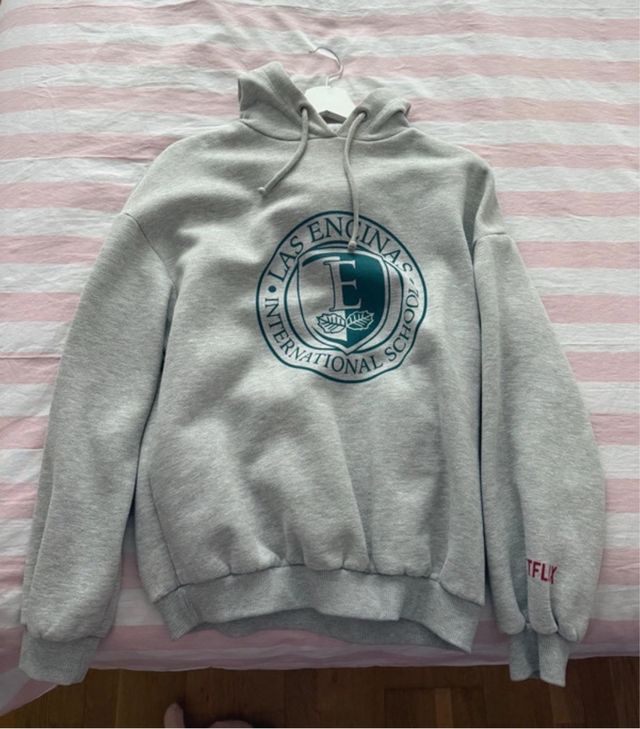 Sudadera gris con capucha