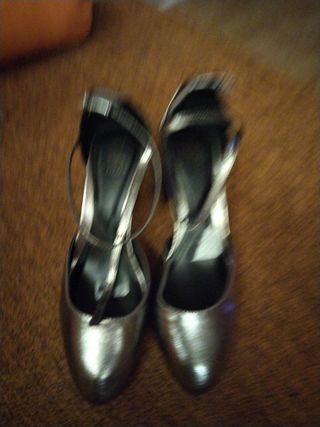 Zapatos de tacón dorados y plateados