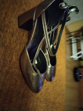 Zapatos de tacón dorados y plateados
