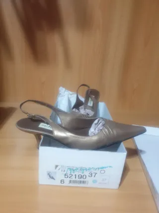 Zapatos de fiesta Sacha Talla 37 color champán