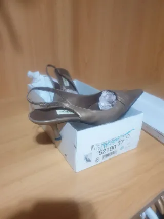 Zapatos de fiesta Sacha Talla 37 color champán