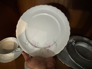 Platos de porcelana blancos con flores