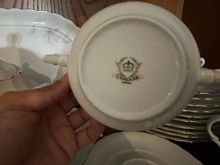 Platos de porcelana blancos con flores