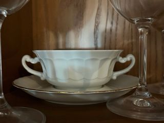 Platos de porcelana blancos con flores