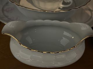 Platos de porcelana blancos con flores