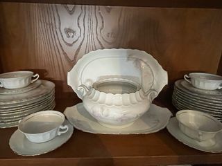 Platos de porcelana blancos con flores