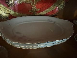 Platos de porcelana blancos con flores