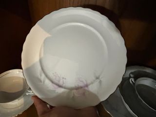 Platos de porcelana blancos con flores