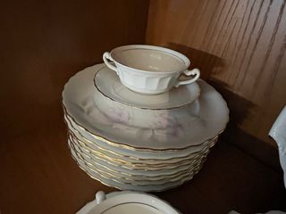 Platos de porcelana blancos con flores