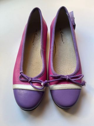 Manoletinas de piel rosa y morado