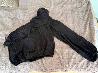 Blusa Mango hombro descubierto volante