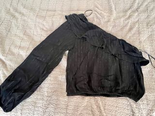 Blusa Mango hombro descubierto volante