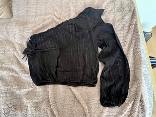Blusa Mango hombro descubierto volante