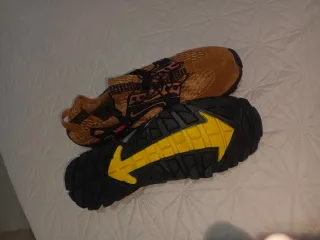 Zapatillas senderismo marrones y negras