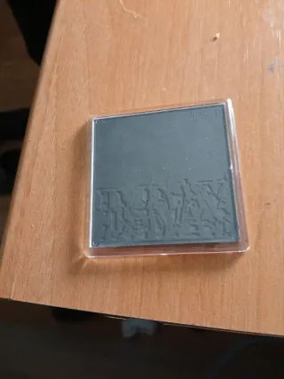 Imán decorativo
D-Day Suga