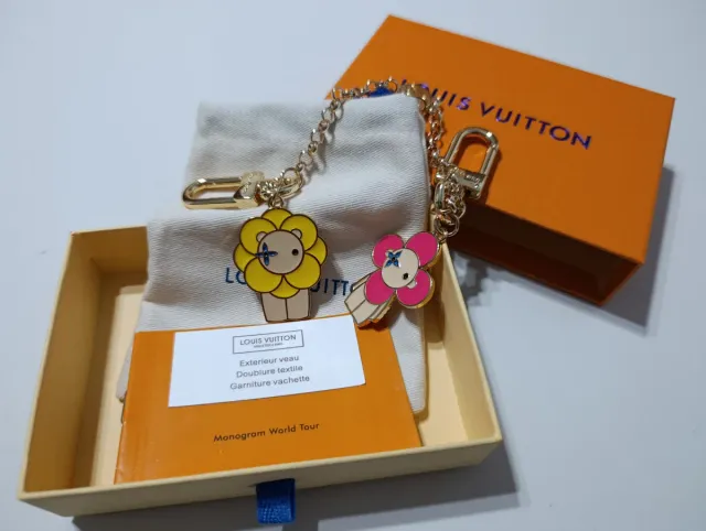 Llavero Louis Vuitton con charms