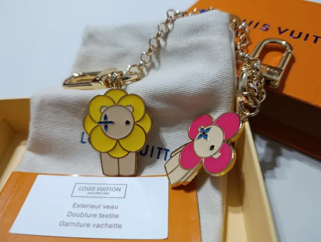 Llavero Louis Vuitton con charms