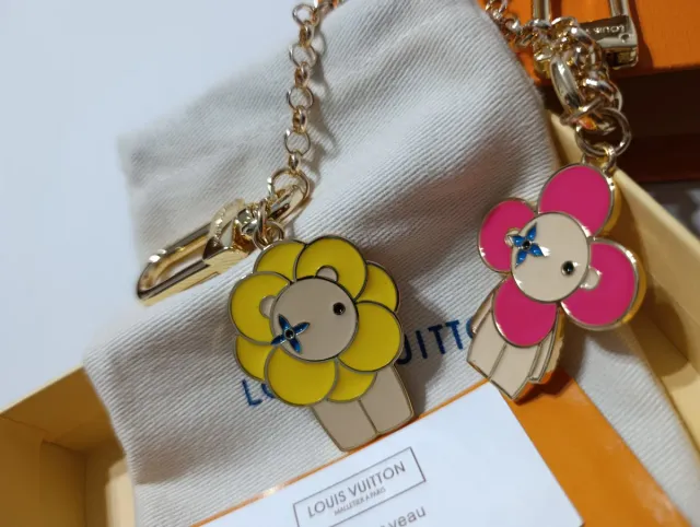 Llavero Louis Vuitton con charms