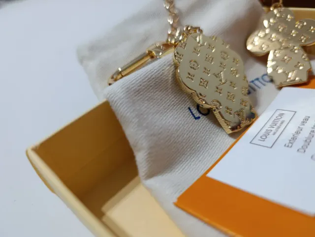 Llavero Louis Vuitton con charms