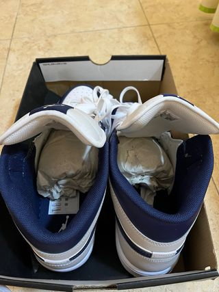 Nike Jordan 1 Mid Azul Marino y Blanco