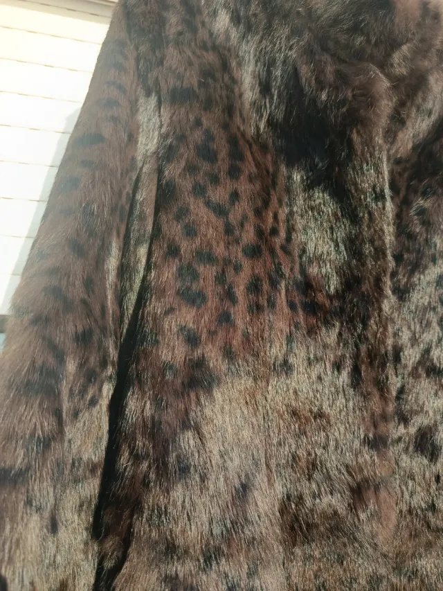 Abrigo de pelo marrón estampado