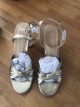 Sandalias doradas Lulus tacón