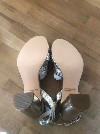 Sandalias doradas Lulus tacón