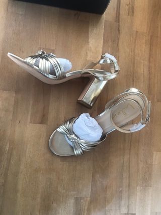 Sandalias doradas Lulus tacón