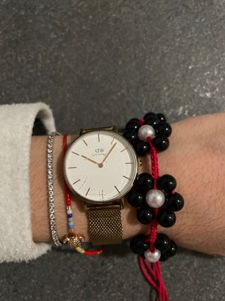 Bracciale fatto a mano con filo rosso