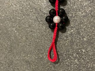 Bracciale fatto a mano con filo rosso