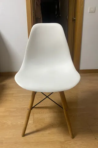 Sedie nordiche bianche e in legno