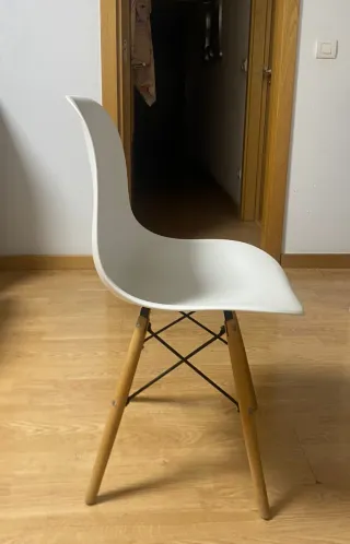 Sedie nordiche bianche e in legno