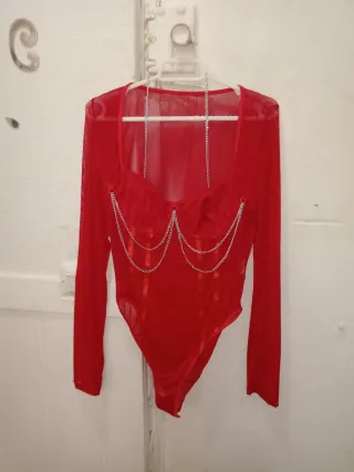 Body rojo con cadenas