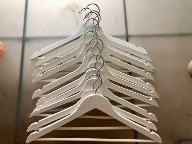 10 Perchas de madera blancas (pack)