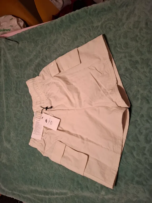 Pantalón corto cargo Nike mujer beige