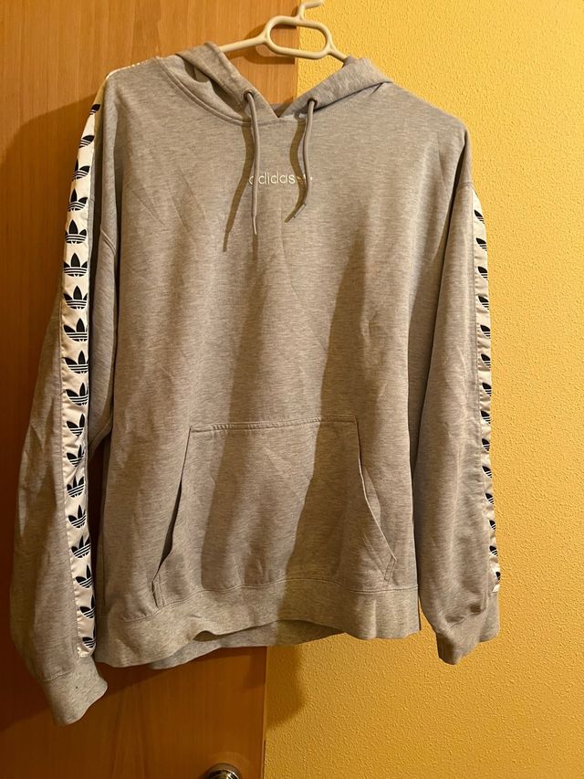 Sudadera Adidas Gris con Logo en Mangas