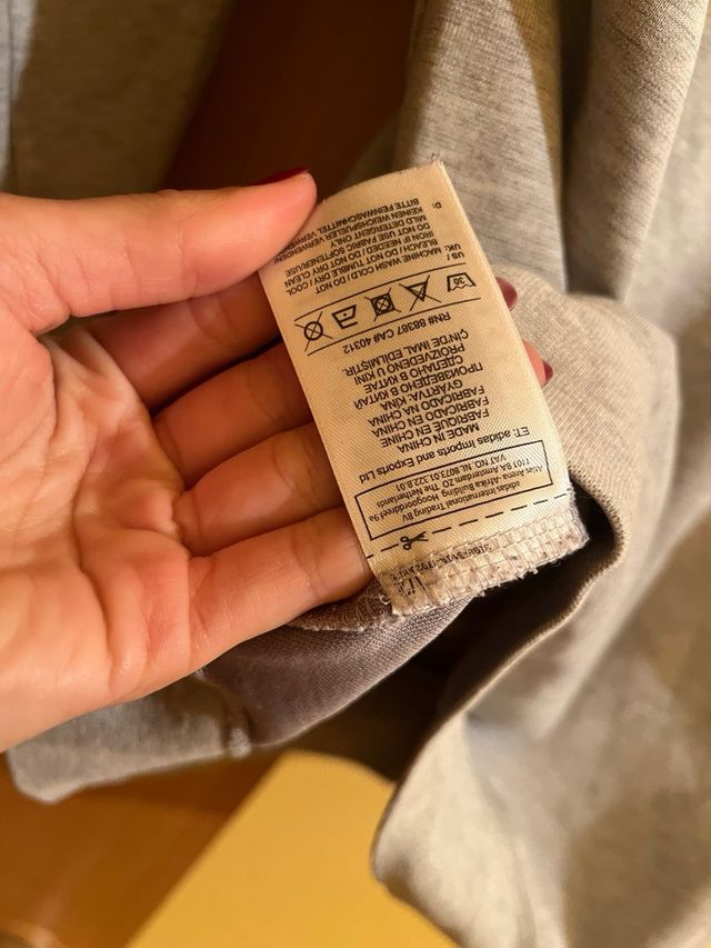 Sudadera Adidas Gris con Logo en Mangas