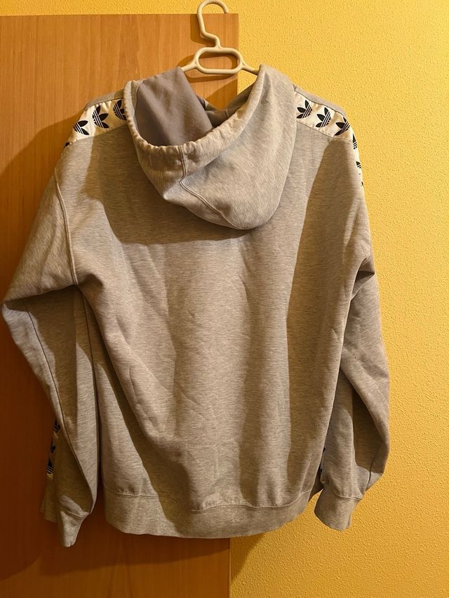 Sudadera Adidas Gris con Logo en Mangas