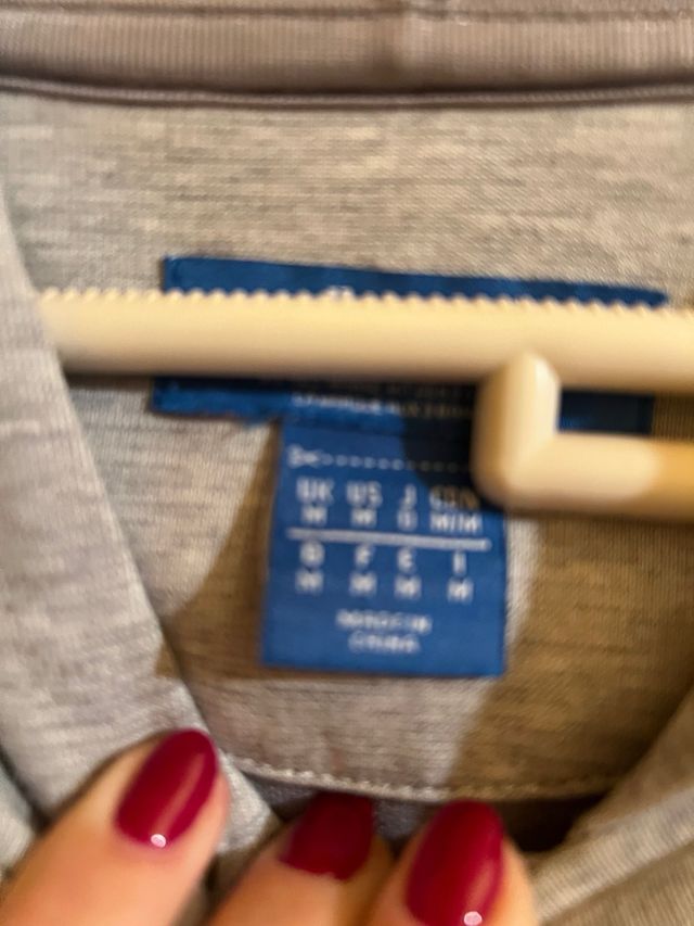 Sudadera Adidas Gris con Logo en Mangas