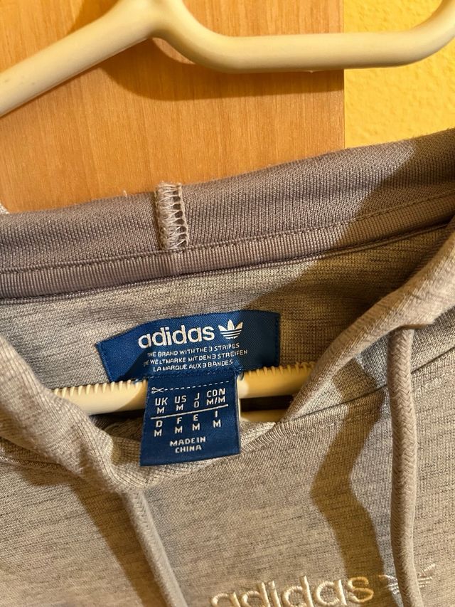 Sudadera Adidas Gris con Logo en Mangas