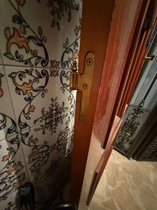Puerta interior madera maciza palillería sin uso 