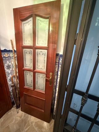 Puerta interior madera maciza palillería sin uso 