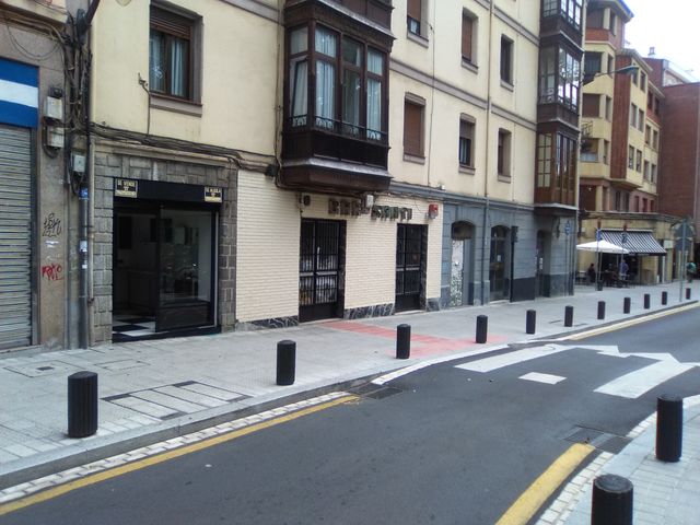 Pequeño local comercial a pie de calle Deusto