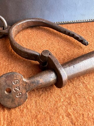 Antiche manette in ferro battuto con chiave