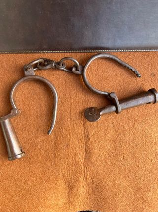 Antiche manette in ferro battuto con chiave
