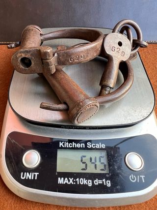 Antiche manette in ferro battuto con chiave