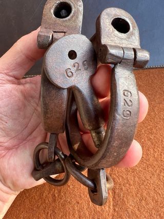 Antiche manette in ferro battuto con chiave