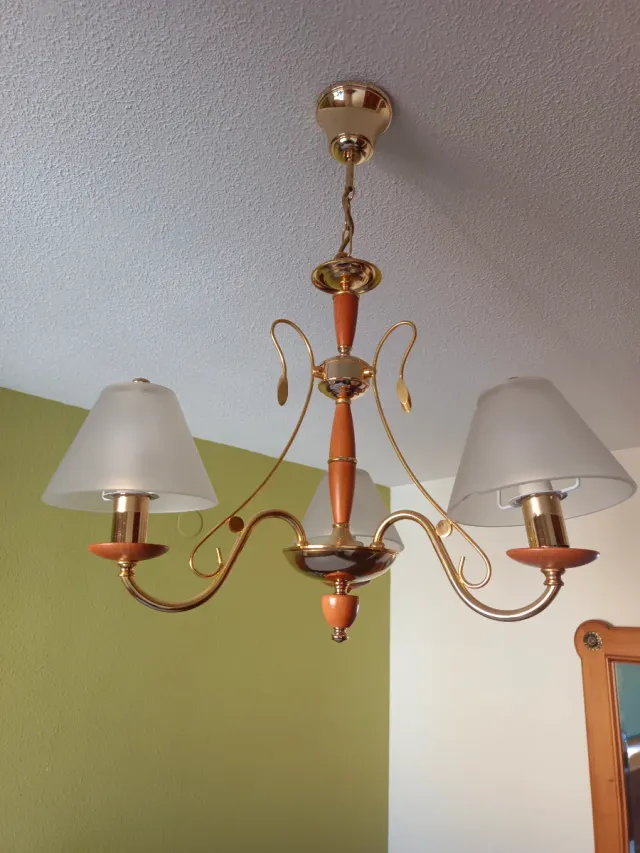 Lámpara de techo dorada y madera