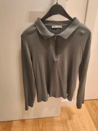 Camiseta Zara verde con cremallera