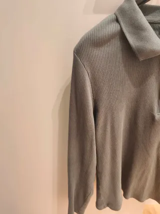 Camiseta Zara verde con cremallera